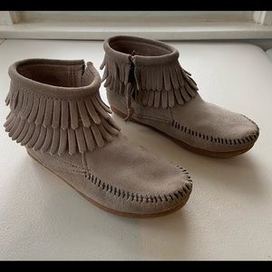 Kids' Minnetonka 
Double Fringe Side Zip Boot